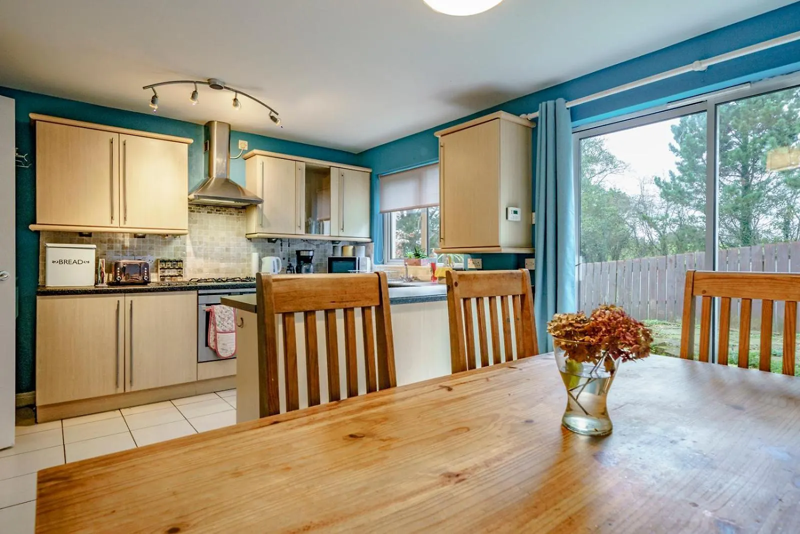 Spacious And Central Family Home Belfast