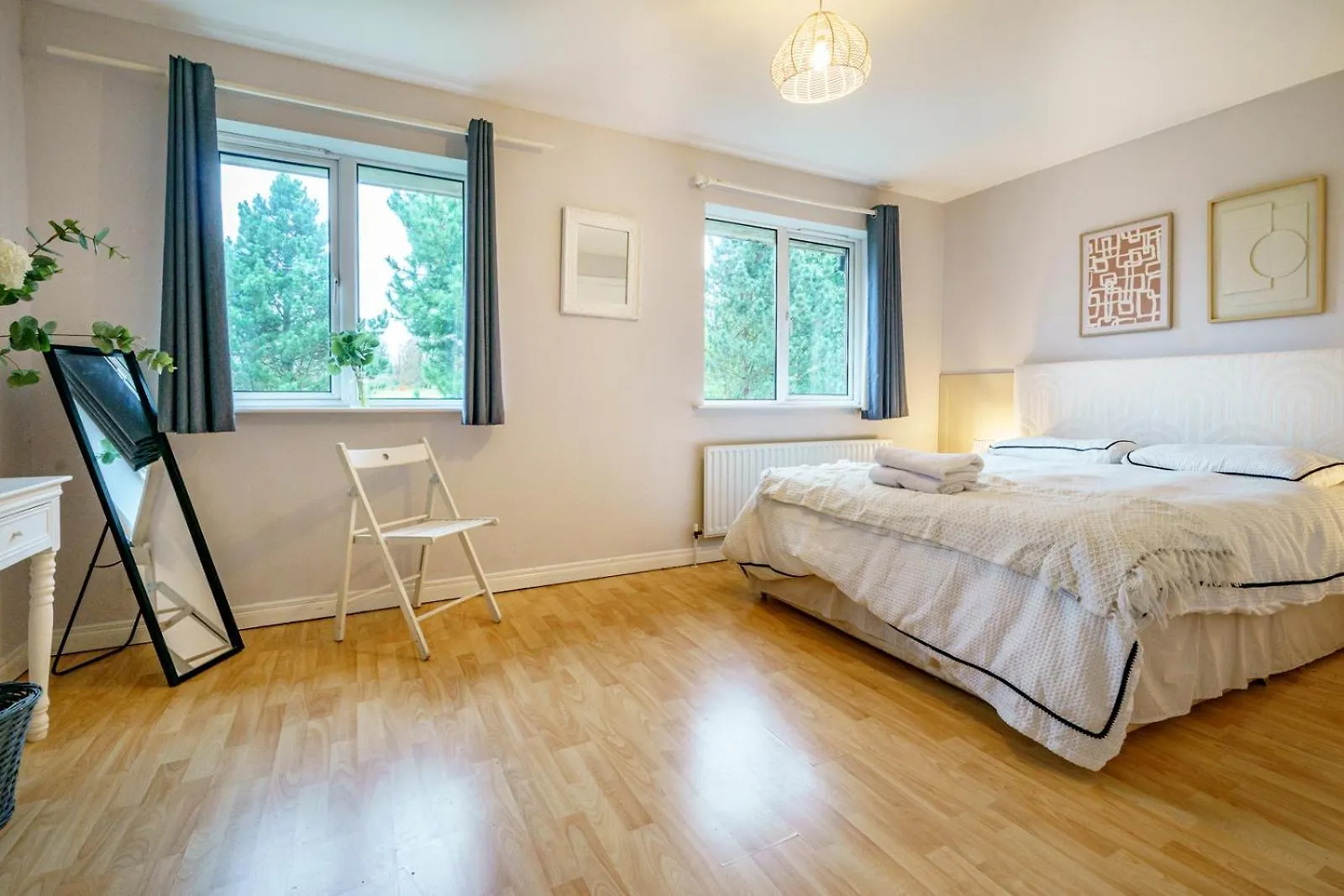 Spacious And Central Family Home Belfast